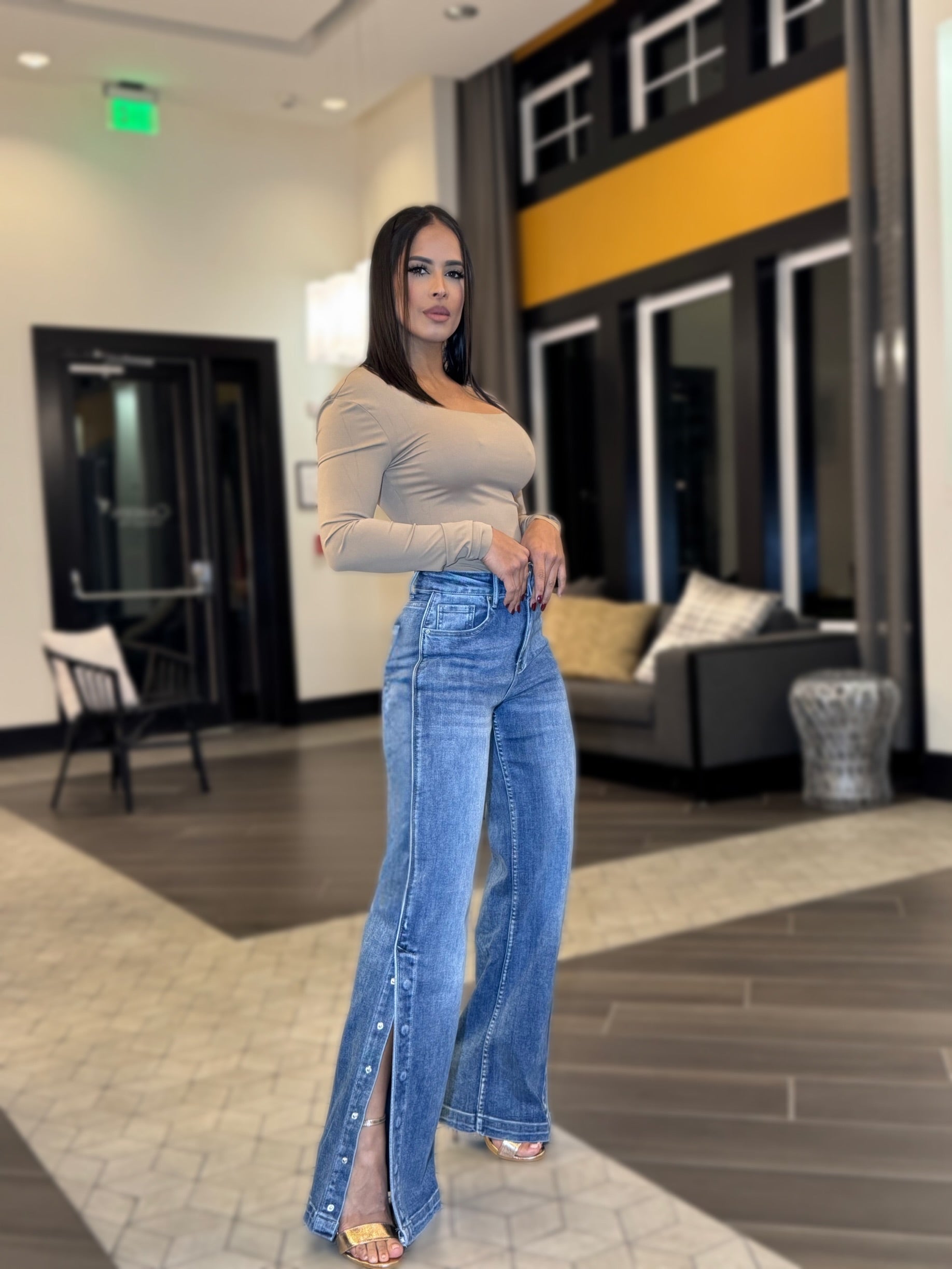 VALERIA BUTTON SLIT JEANS